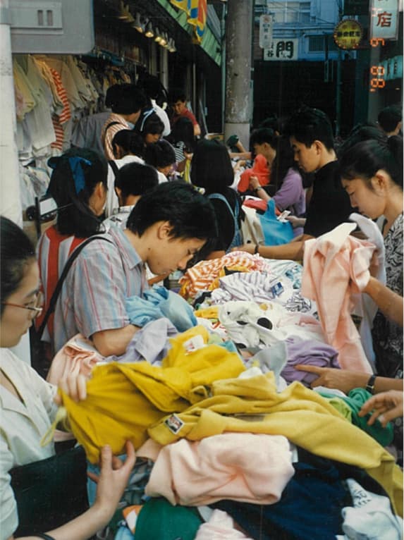 街行く若者で溢れかえる様子