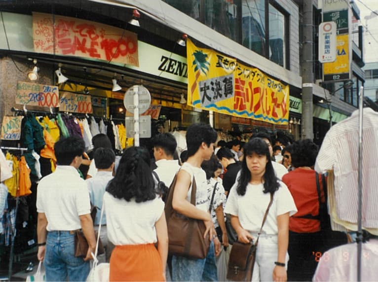 街行く若者で溢れかえる様子
