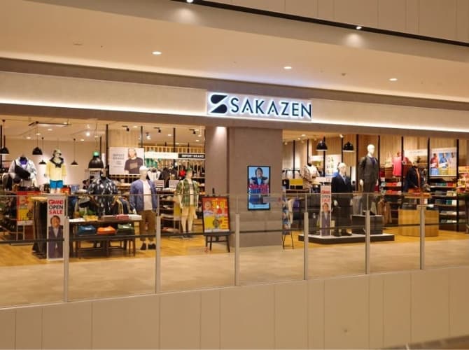 ショッピングモール内にある「SAKAZEN」の店舗外観とマネキンが並ぶ売り場の様子