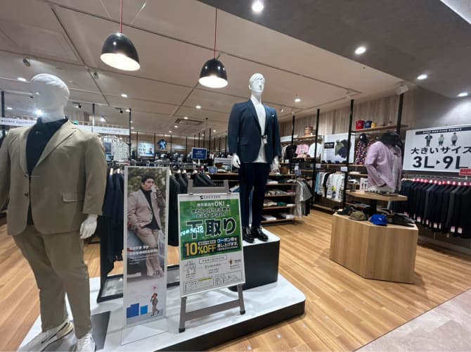 大きいサイズ対応を掲げた売り場で、3L〜9Lの表示がある店内風景