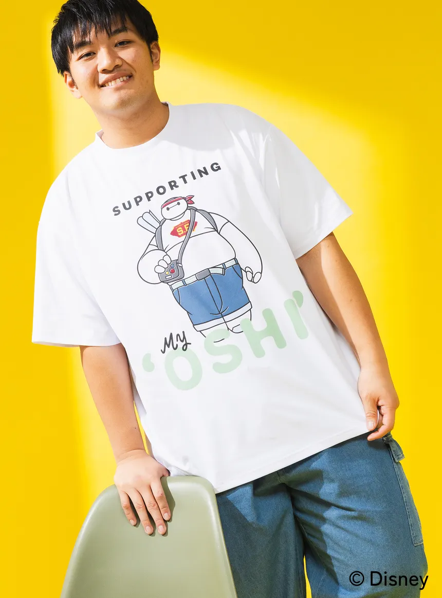ベイマックス SUPPORTING MY OSHI Tシャツの着用イメージ（別ポーズ）