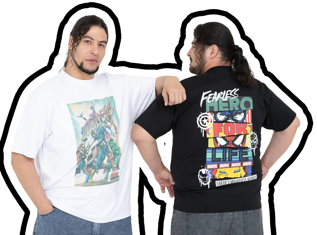 プリント半袖 Tシャツを着た斉藤ブラザーズ