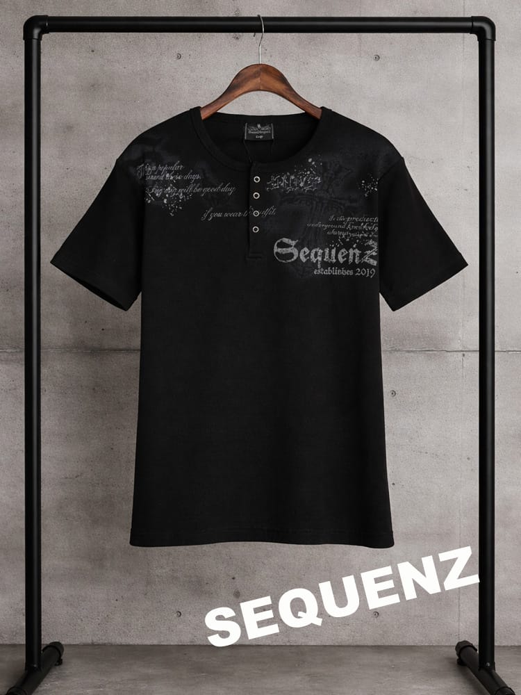 SEQUENZ (シークエンズ) Tシャツ 半袖 ロゴプリント リブ素材 スナップボタン ヘンリーネック カットソー ユニセックス