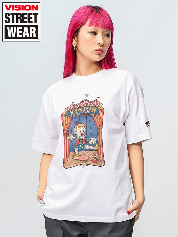 VISION STREET WEAR (ヴィジョンストリートウェア) マリオネットプリント 袖ロゴ刺繍 クルーネック 半袖 Ｔシャツ