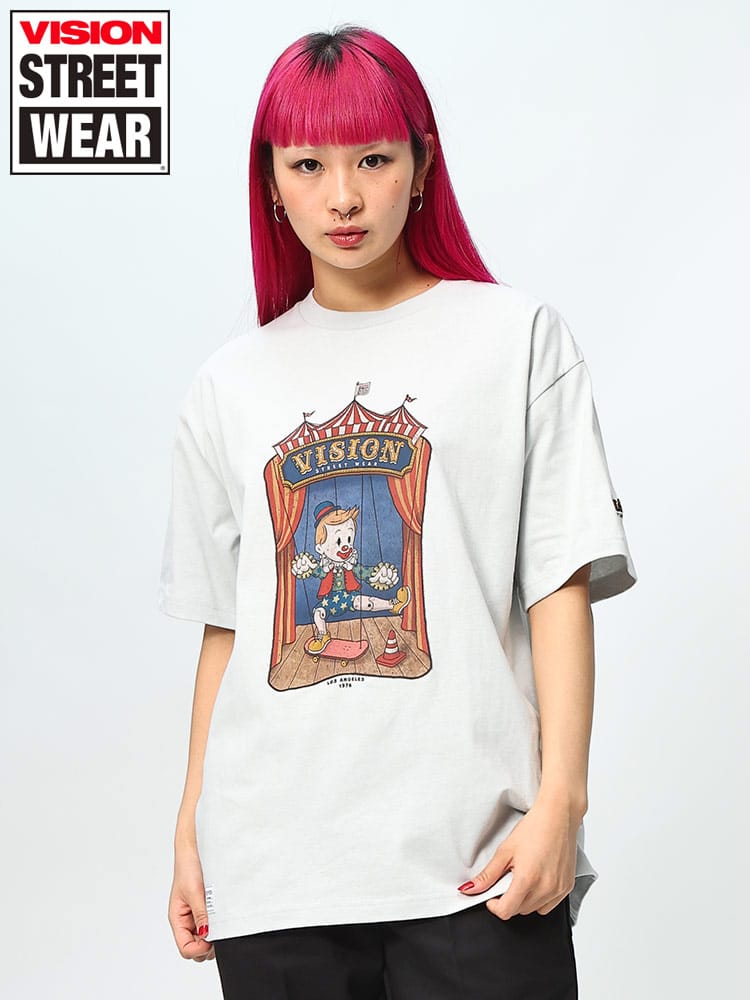 VISION STREET WEAR (ヴィジョンストリートウェア) マリオネットプリント 袖ロゴ刺繍 クルーネック 半袖 Ｔシャツ