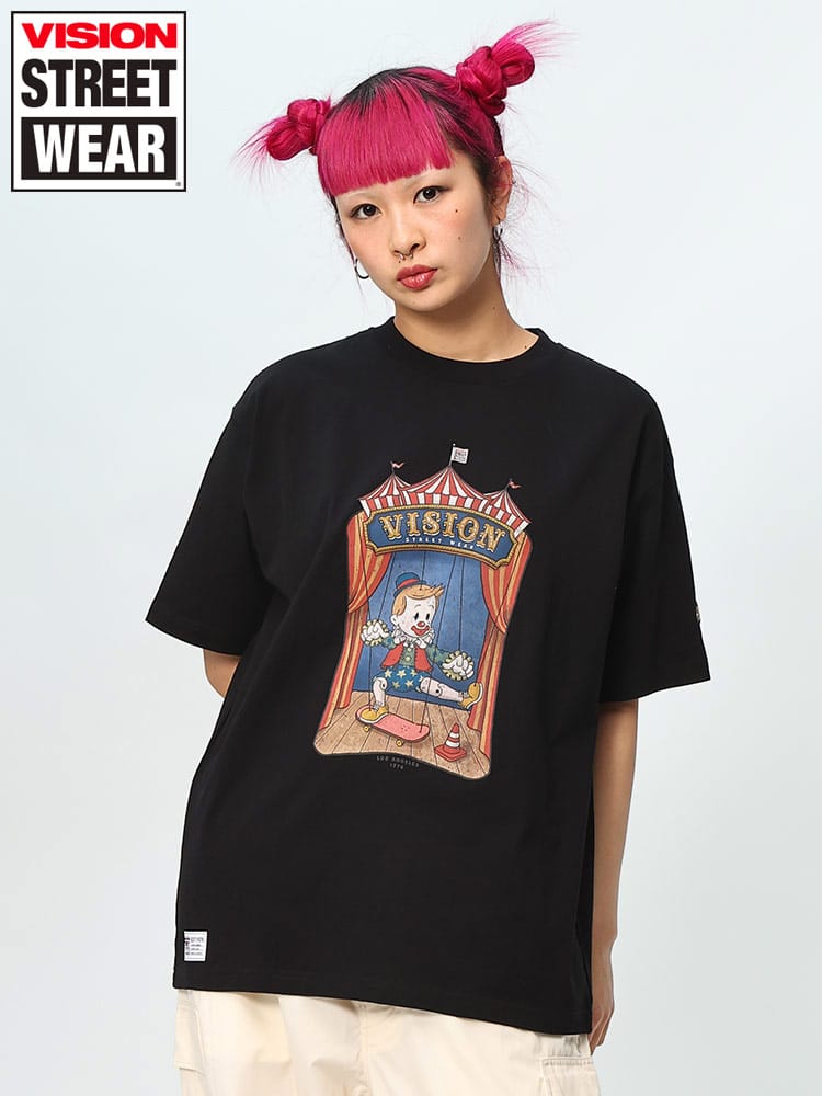 VISION STREET WEAR (ヴィジョンストリートウェア) マリオネットプリント 袖ロゴ刺繍 クルーネック 半袖 Ｔシャツ