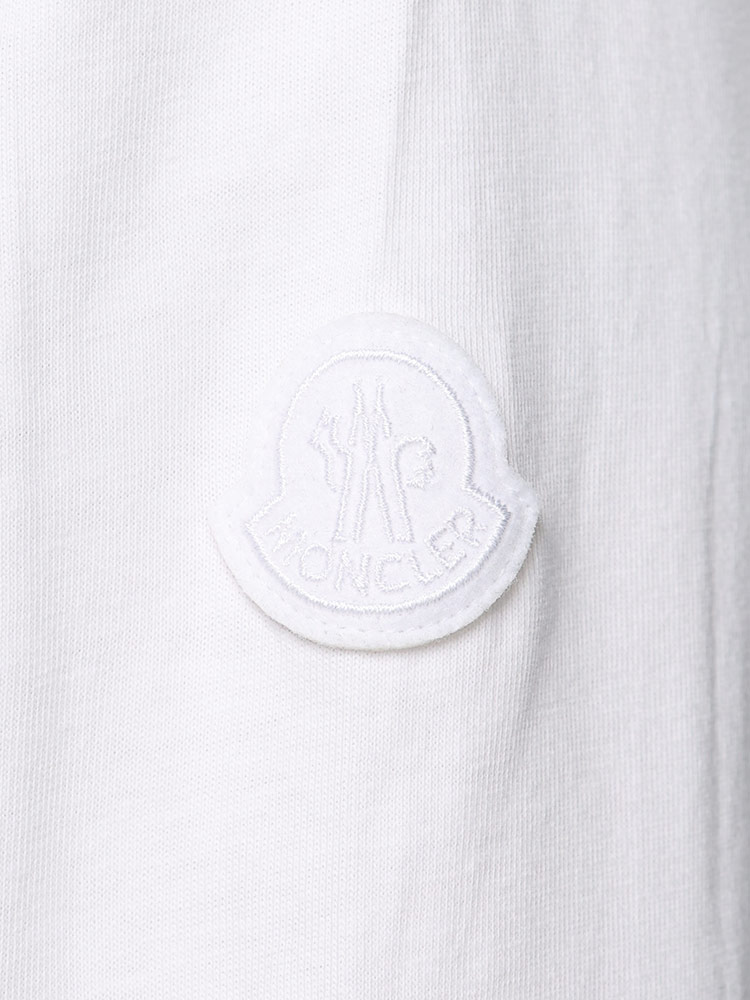 MONCLER (モンクレール) レタリングプリント 袖ロゴワッペン クルーネック 長袖 Ｔシャツ ロンT MC8D0【サカゼン公式通販】