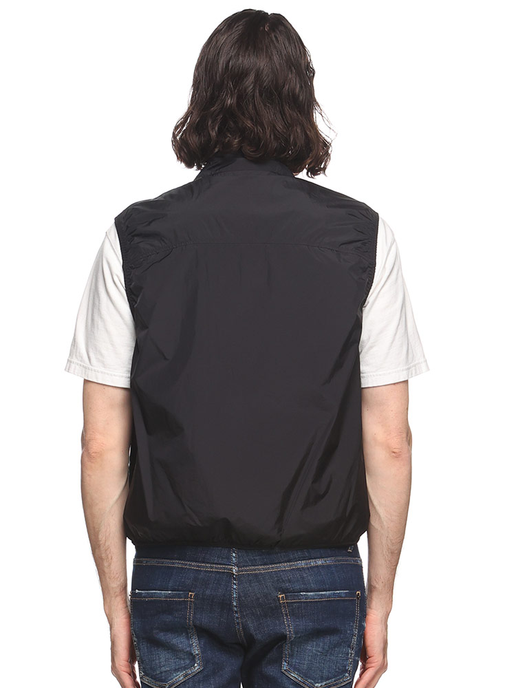 MONCLER (モンクレール) 胸元ジッパーポケット付き ロゴパッチ 