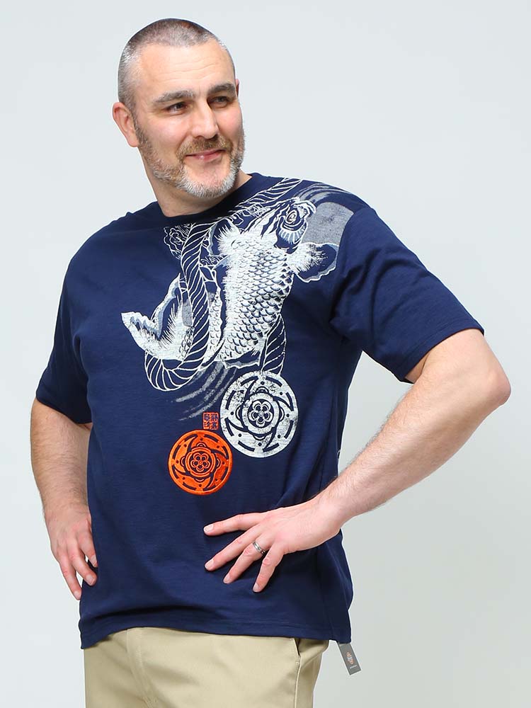 在庫処分 返品交換不可 大きいサイズ メンズ A-Slash (スラッシュ) 鯉 刺繍×プリント クルーネック 半袖 Tシャツ