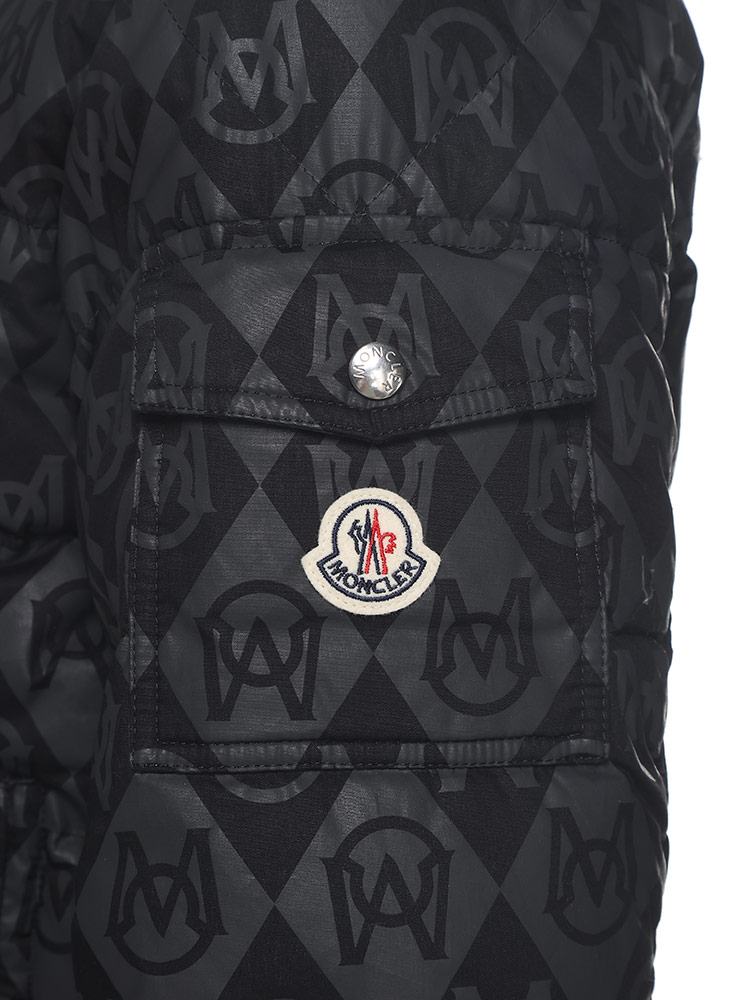 MONCLER (モンクレール) 総柄ロゴ フード収納 フルジップ ダウンジャケット MCBOURNE3 ブランド メン【サカゼン公式通販】