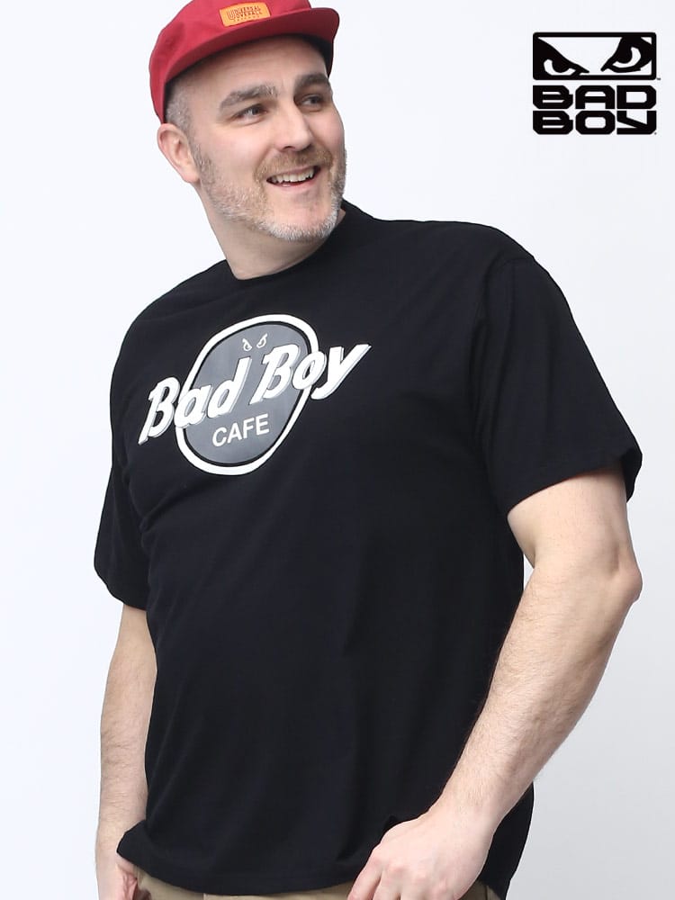 大きいサイズ メンズ BAD BOY (バッドボーイ) カフェプリント クルーネック 半袖 Tシャツ