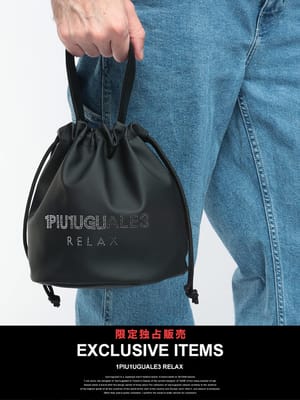 1PIU1UGUALE3 RELAX (ウノ ピュ ウノ ウグァーレ トレ リラックス) 別注 ラインストーンロゴ  ドローコード 巾着バッグ 1PRUSZ25053SZ   メンズ