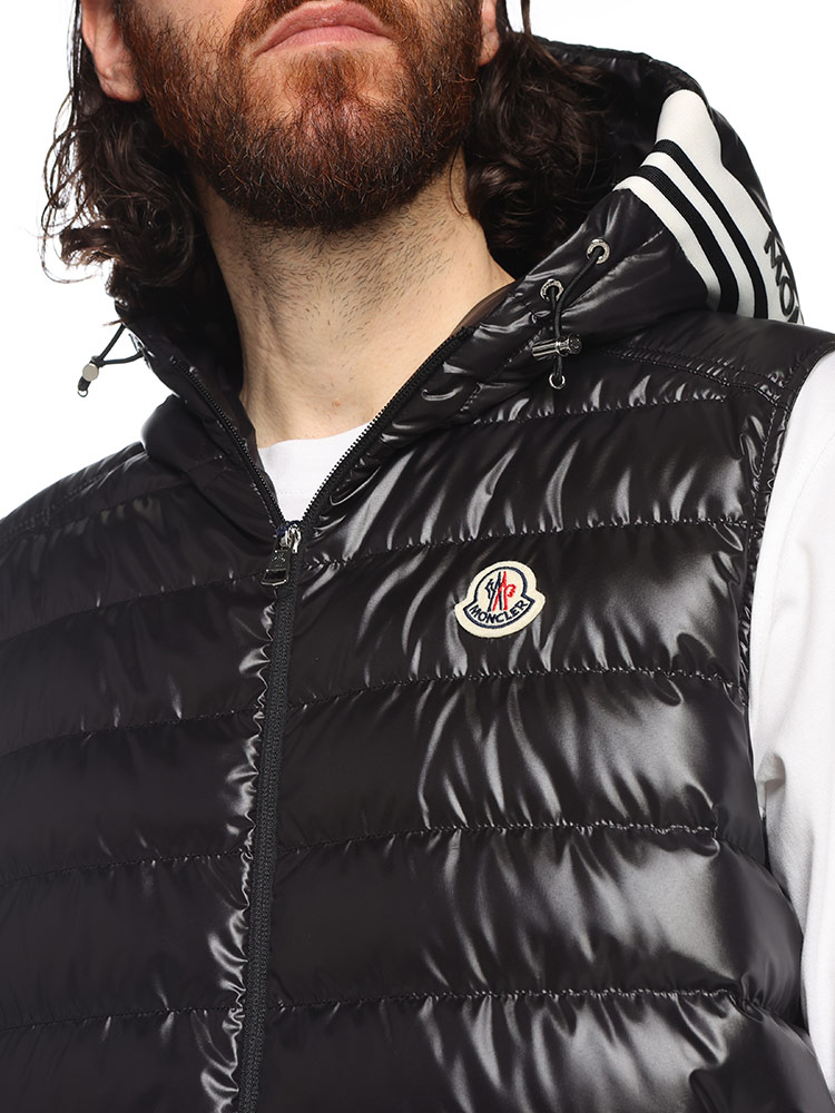 MONCLER (モンクレール) フードラインロゴ レギュラーフィット ライトダウンベスト CLAI MCCLAI4 メ【サカゼン公式通販】