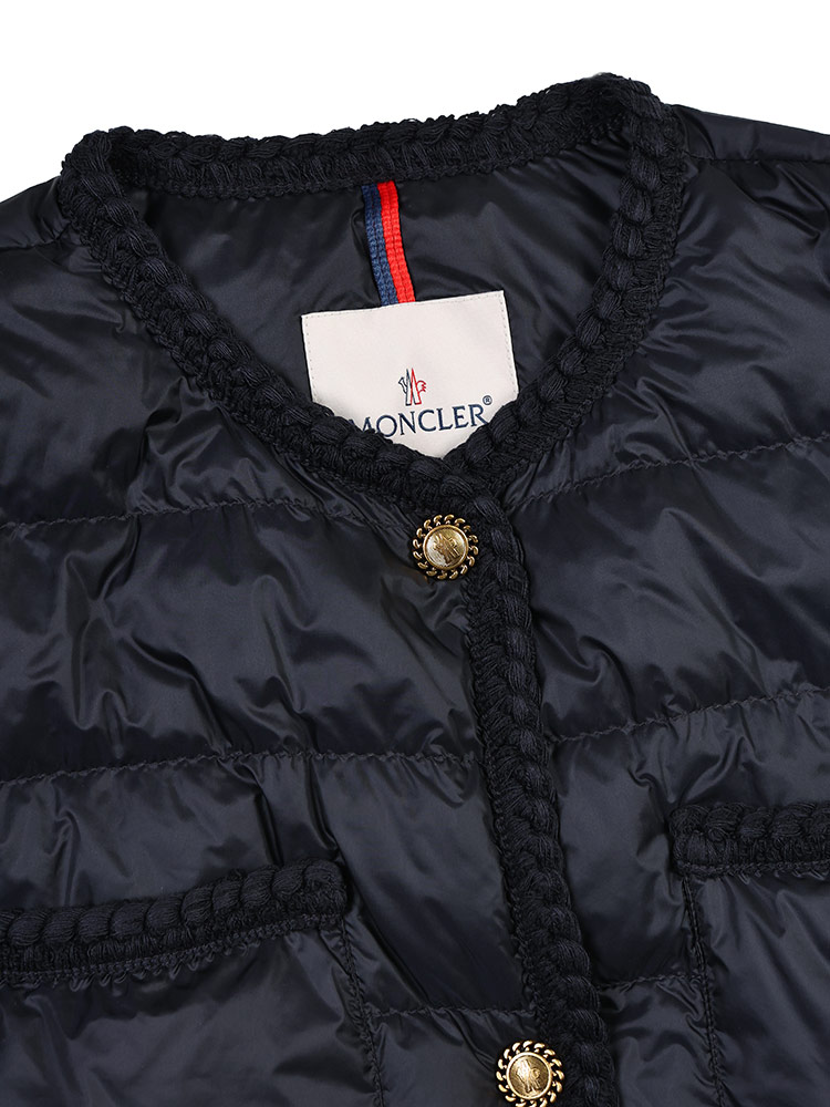 MONCLER (モンクレール) 編み込みトリム ゴールドボタン ノーカラー ライトダウンジャケット ARISTEO M【サカゼン公式通販】