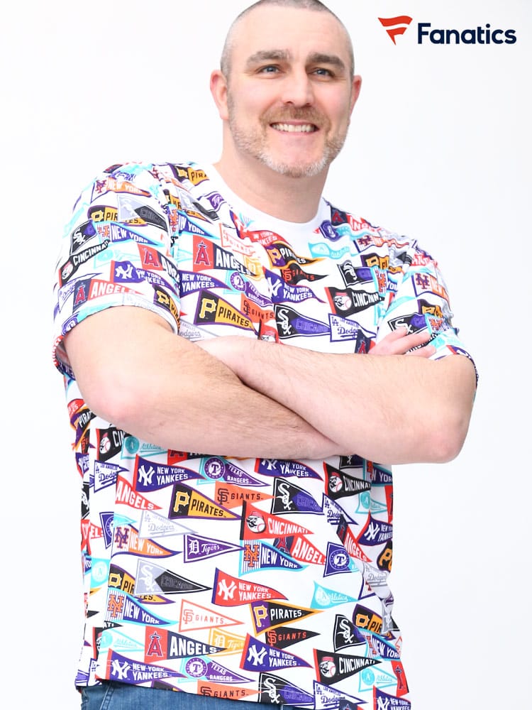 大きいサイズ メンズ Fanatics (ファナティクス) フラッグ 総柄 クルーネック 半袖 Tシャツ Flag Pattern Print