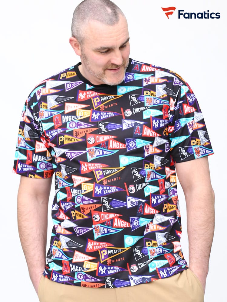 大きいサイズ メンズ Fanatics (ファナティクス) フラッグ 総柄 クルーネック 半袖 Tシャツ Flag Pattern Print