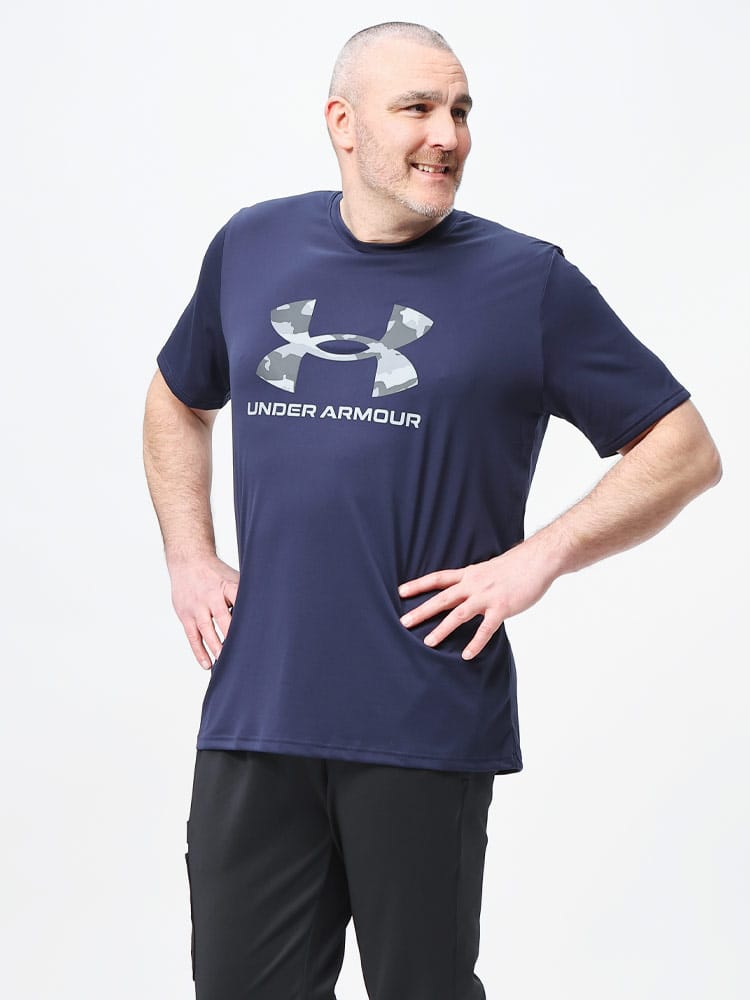 LOOSE テック カモ ビッグロゴ クルーネック 半袖 Tシャツ TECH GRAPHIC SS SEASONAL (UNDER ARMOUR) アンダーアーマー 大きいサイズ メンズ 