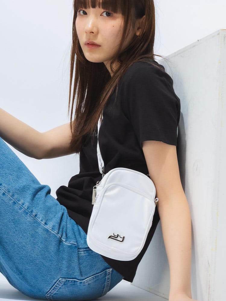 YIE YIE (イエイエ) メタルロゴ ジップ ショルダーバッグ LUKE YIEY18BB27 レディース