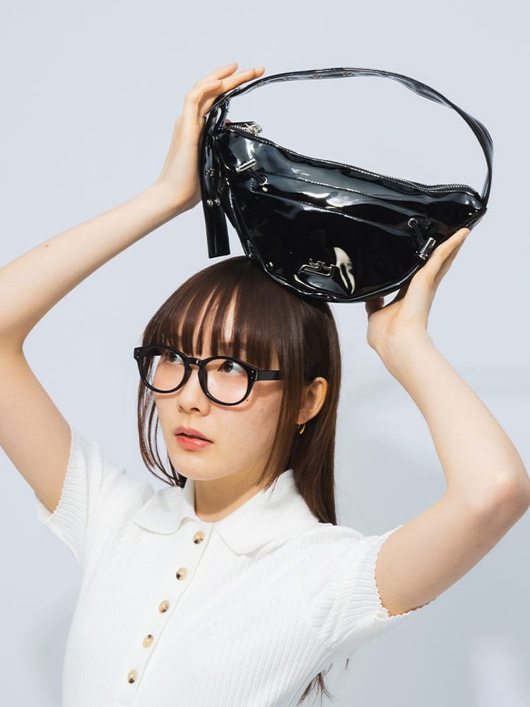YIE YIE (イエイエ) メタルロゴ ジップ ハンドバッグ SASHA YIE16BB16 レディース