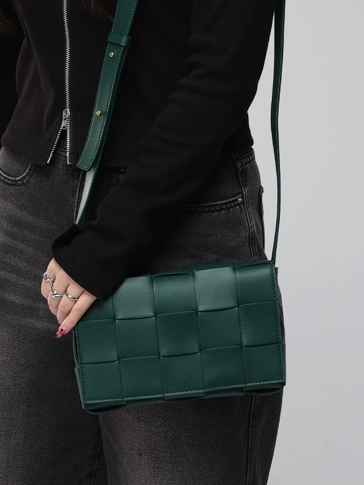 BOTTEGA VENETA (ボッテガ・ヴェネタ) イントレチャート レザー ショルダーバッグ CASSET カセット BVL578004VMAY1A レディース