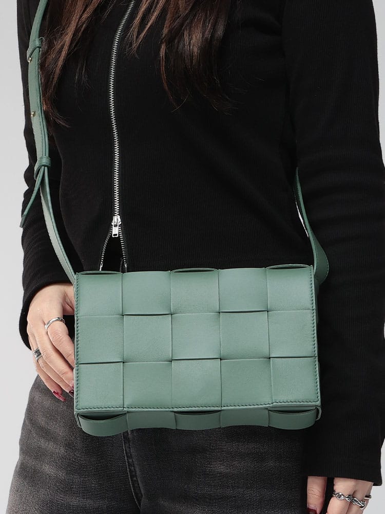 BOTTEGA VENETA (ボッテガ・ヴェネタ) イントレチャート レザー ショルダーバッグ CASSET カセット BVL578004VMAY1B レディース