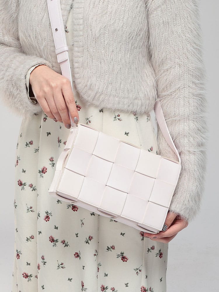 BOTTEGA VENETA (ボッテガ・ヴェネタ) イントレチャート レザー ショルダーバッグ CASSET カセット BVL578004VMAY1D レディース