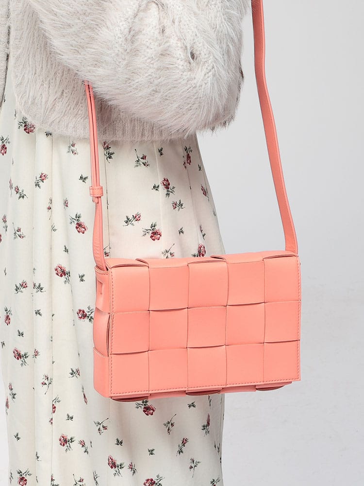 BOTTEGA VENETA (ボッテガ・ヴェネタ) イントレチャート レザー ショルダーバッグ CASSET カセット BVL578004VMAY1E レディース