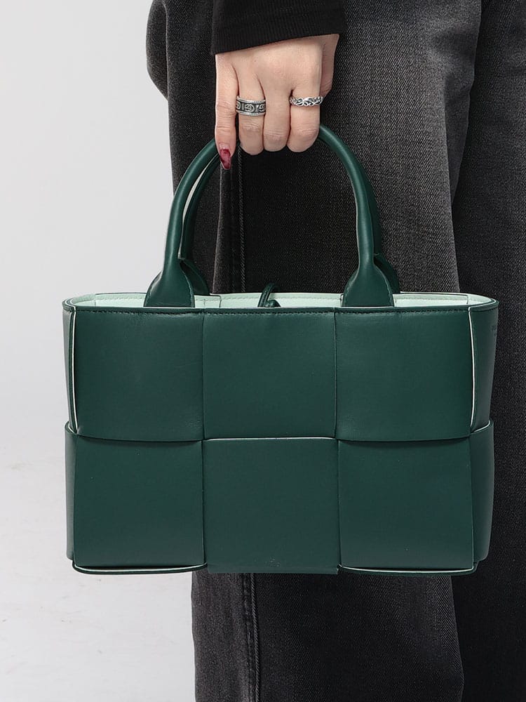 BOTTEGA VENETA (ボッテガ・ヴェネタ) イントレチャート ミニ レザー 