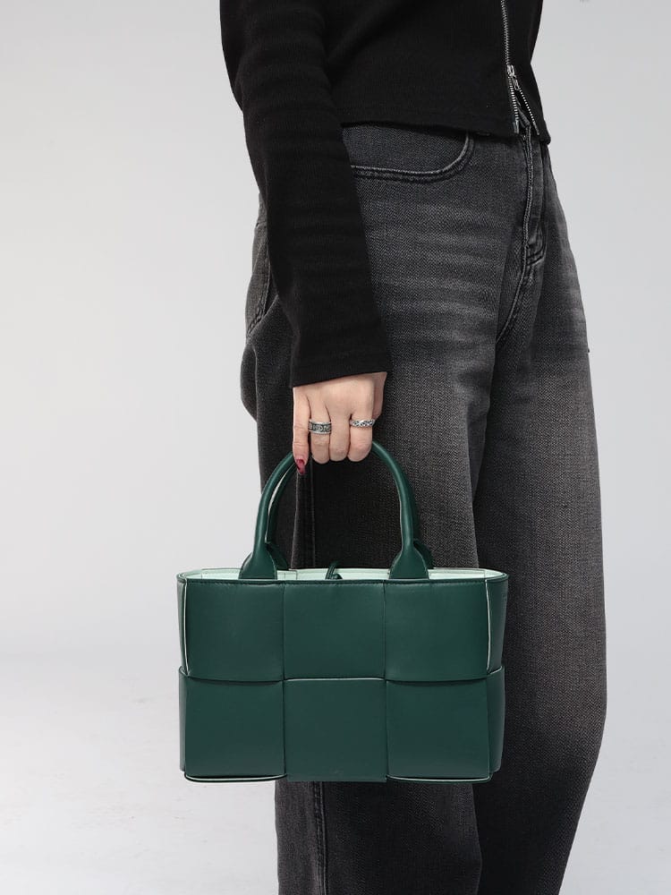 BOTTEGA VENETA (ボッテガ・ヴェネタ) イントレチャート ミニ レザー 