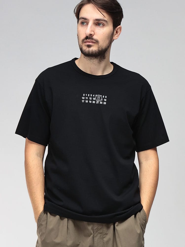 MM6 Maison Margiela (エムエムシックス メゾン マルジェラ) ロゴ プリント カレンダー 半袖 コットン Tシャツ MM6GC0057S24312 メンズ