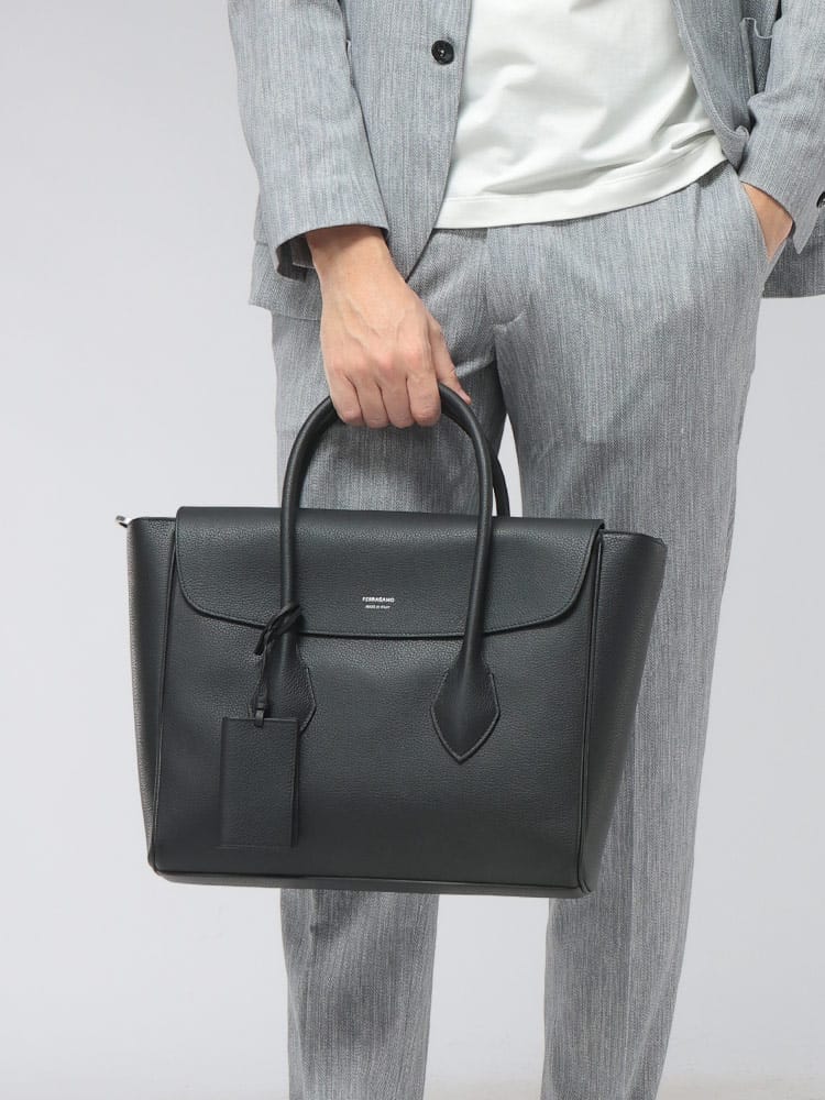 Salvatore Ferragamo (サルヴァトーレフェラガモ) メンズ トートバッグ 2WAY カーフレザー フラップ ブリーフバッグ FG241607