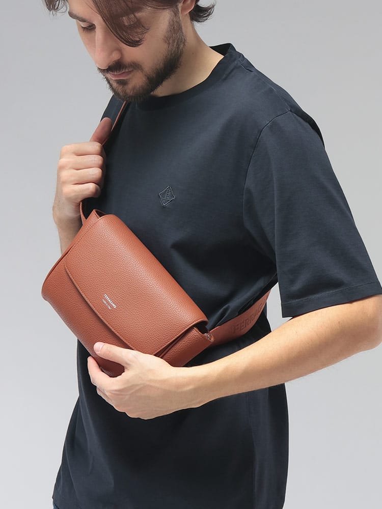 Salvatore Ferragamo (サルヴァトーレフェラガモ) メンズ ボディバッグ ミニロゴ フラップ ベルトバッグ FG241617