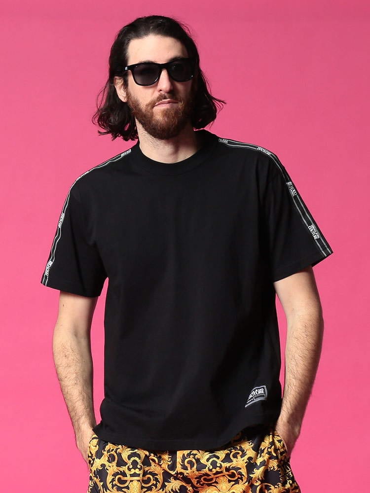 VERSACE JEANS COUTURE (ヴェルサーチェ ジーンズクチュール) アームロゴライン クルーネック 半袖 Tシャツ VCB3GWA7R211620 ブランド