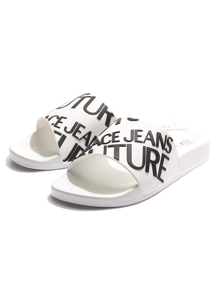 VERSACE JEANS COUTURE (ヴェルサーチェ ジーンズクチュール) 3D 斜めロゴ スライドサンダル VCE0YWASQ171352