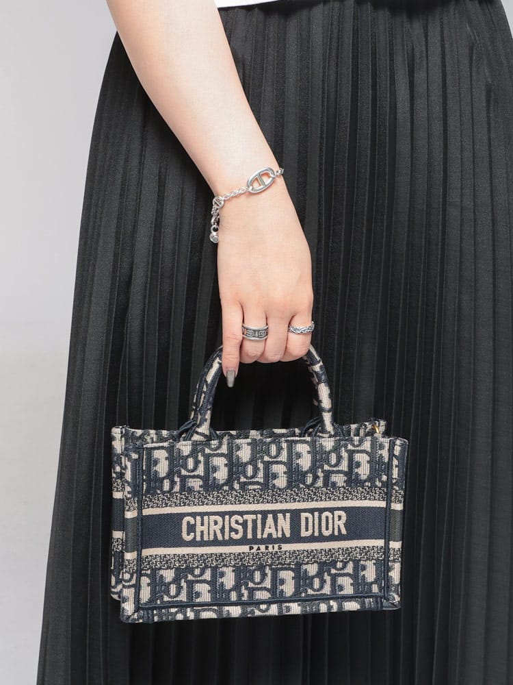 DIOR (ディオール) 刺繍 ロゴ トートバッグ ミニ Book Tote CDS5573CRIW レディース