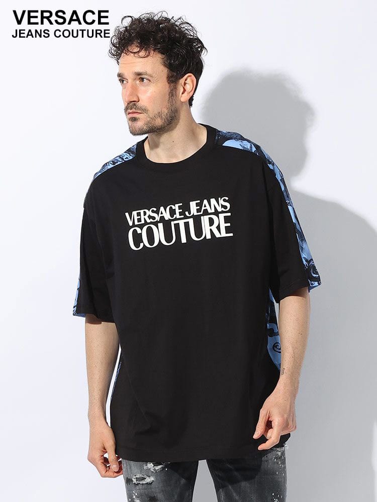 VERSACE JEANS COUTURE (ヴェルサーチェ ジーンズ クチュール) バックウォーターカラー フロントロゴ 半袖 Ｔシャツ ルーズフィット VC76GAH613 ブランド メンズ 男性 トップス