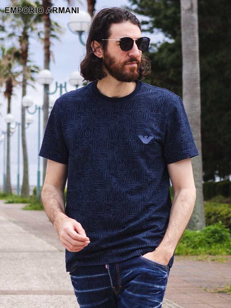 EMPORIO ARMANI (エンポリオ アルマーニ) 総柄ロゴ ワンポイント刺繍 クルーネック 半袖 Tシャツ EAU1108534R566