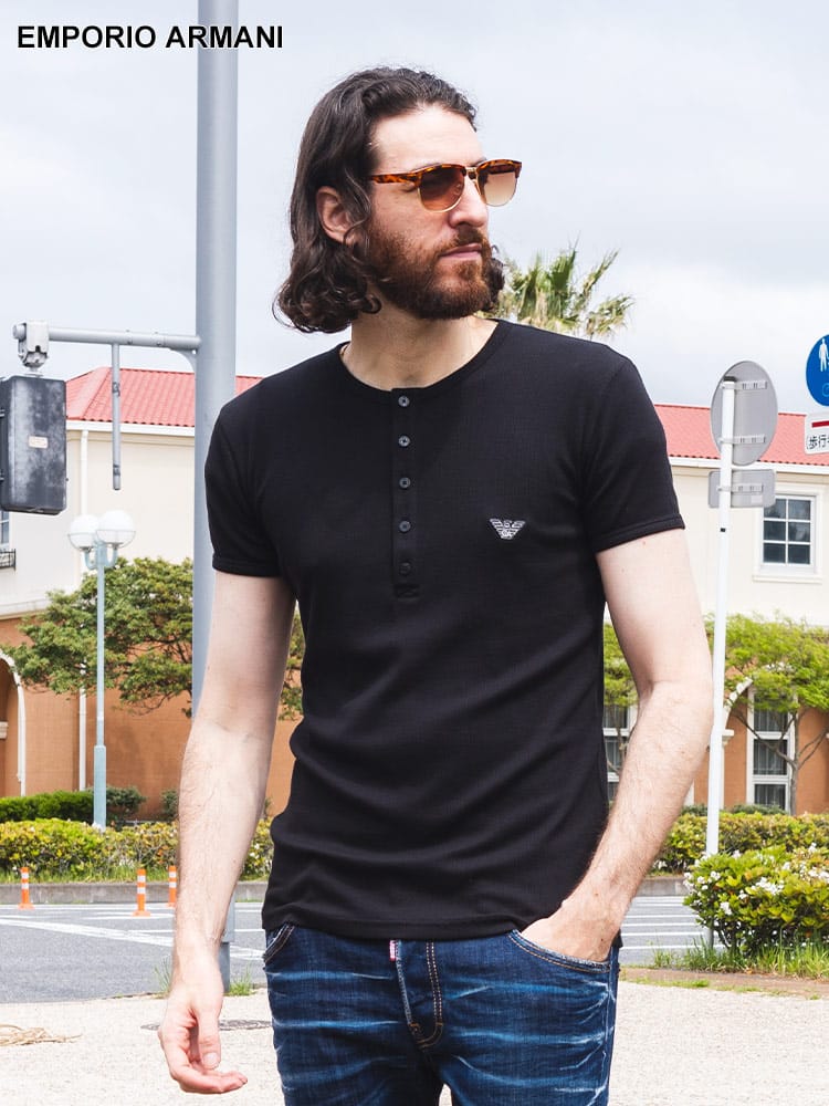 EMPORIO ARMANI (エンポリオ アルマーニ) ヘンリーネック リブ ロゴパッチ 半袖 Tシャツ EAU1120144R503