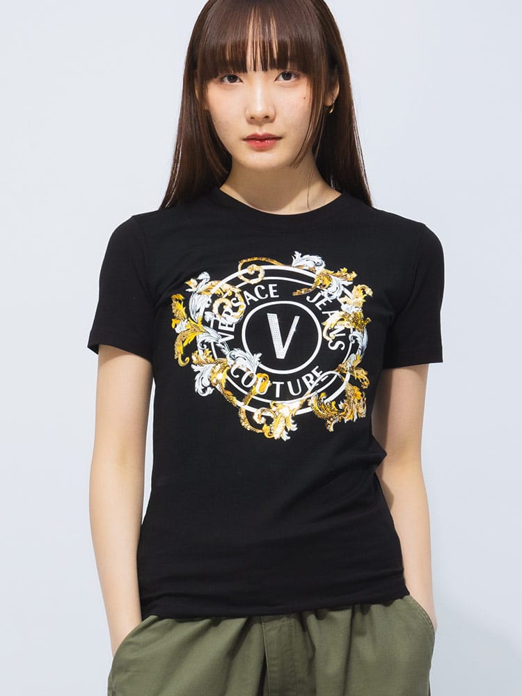 VERSACE JEANS COUTURE (ヴェルサーチェ ジーンズ クチュール) スパンコール ロゴプリント クルーネック 半袖 Tシャツ VCL78HAHC01 レディース