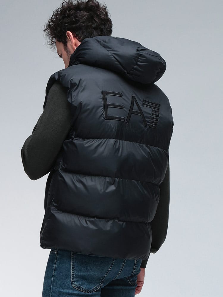 EMPORIO ARMANI (エンポリオアルマーニ) EA7 バックロゴ刺繍 フルジップ 中綿 ベスト EA77M693AF15956 メンズ