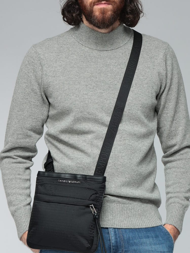 EMPORIO ARMANI (エンポリオアルマーニ) ナイロン オールオーバージャ フラットショルダーバッグ EAEM2792AF14367 メンズ