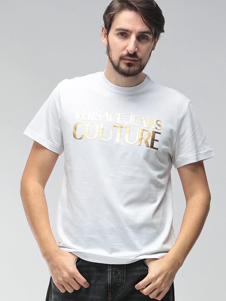 VERSACE JEANS COUTURE (ヴェルサーチェ ジーンズ クチュール) メンズ Tシャツ 半袖 ゴールドロゴ プリント クルーネック カットソー VC80GAHT00