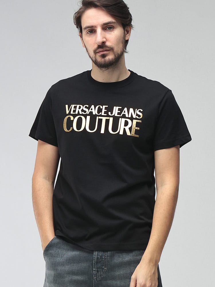 VERSACE JEANS COUTURE (ヴェルサーチェ ジーンズ クチュール) メンズ Tシャツ 半袖 ゴールドロゴ プリント クルーネック カットソー VC80GAHT00