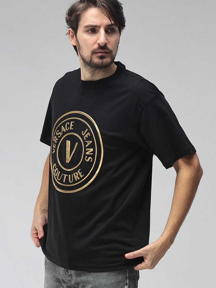 VERSACE JEANS COUTURE (ヴェルサーチェ ジーンズ クチュール) メンズ Tシャツ 半袖 Vエンブレム プリント クルーネック カットソー VC80GAHT02