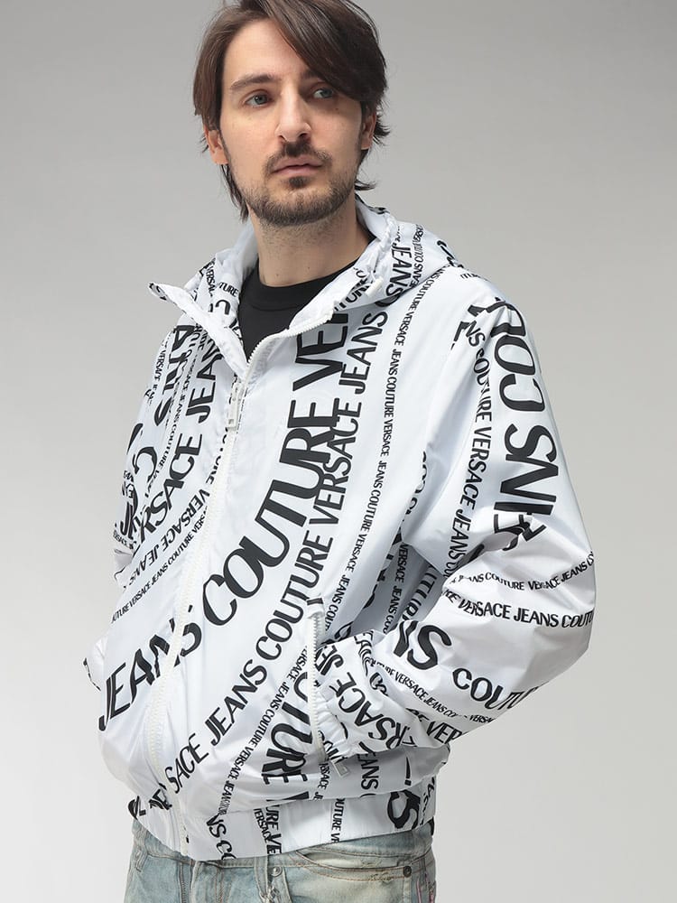 VERSACE JEANS COUTURE (ヴェルサーチェ ジーンズ クチュール) メンズ ジャケット 総柄ロゴ フルジップ ウィンドブレーカー VC80GAS4D6