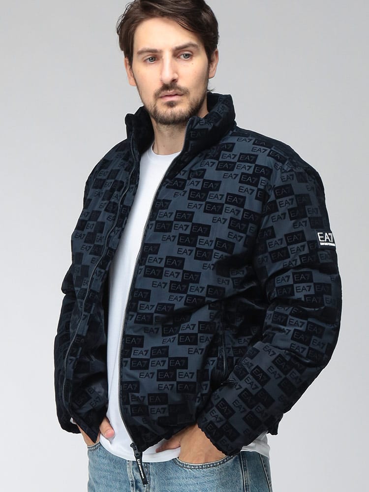 EMPORIO ARMANI (エンポリオアルマーニ) メンズ 中綿ジャケット EA7 ベルベットモノグラム スタンドカラー フルジップ 中綿ブルゾン EA7M2389AF26931