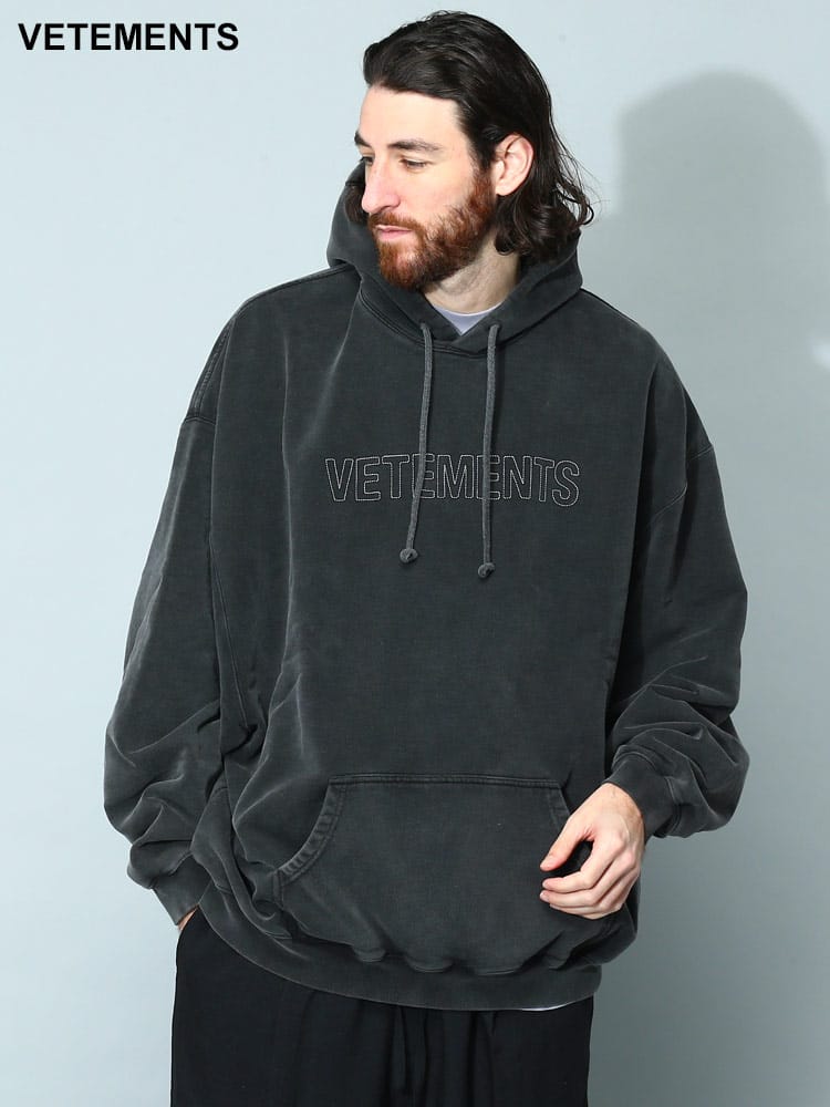 VETEMENTS (ヴェトモン) ロゴ プルオーバー スウェット パーカー LOGO OUTLINE メンズ ブランド VMUE63HD445B