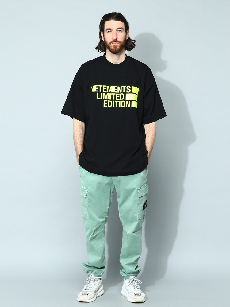 VETEMENTS (ヴェトモン) フロントプリント クルーネック 半袖 Tシャツ メンズ ブランド VMUE63TR1【サカゼン公式通販】