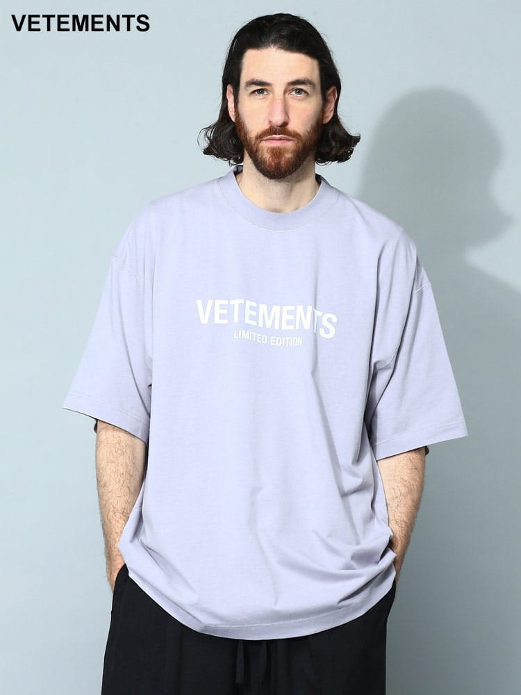 VETEMENTS (ヴェトモン) ロゴプリント クルーネック 半袖 Tシャツ 