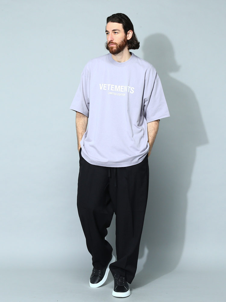 VETEMENTS (ヴェトモン) ロゴプリント クルーネック 半袖 Tシャツ 